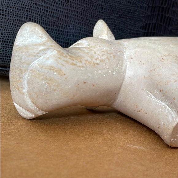 Carved Cream-colored Soap Stone Hippo figurine - Picture 8 of 8